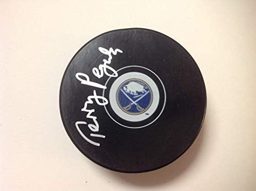 Хокейна шайба d Тери Терренса Пегулы с автограф от Бъфало Сейбърс - за Миене на НХЛ с автограф