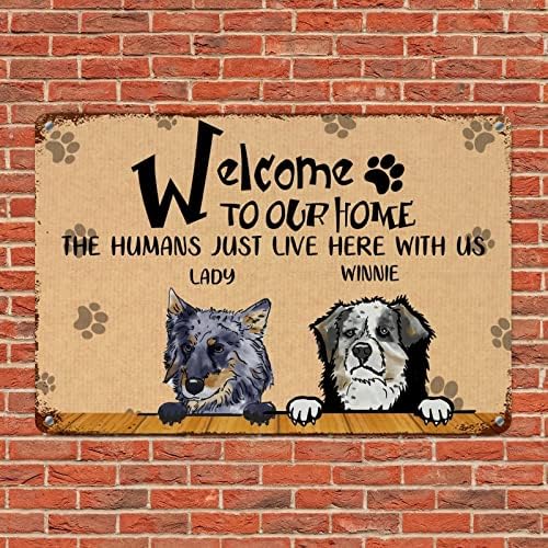 Alioyoit Забавно Куче Метален Знак Потребителското си Име на Кучето Добре дошли в Нашата къща и Хората Тук с нас Домашно